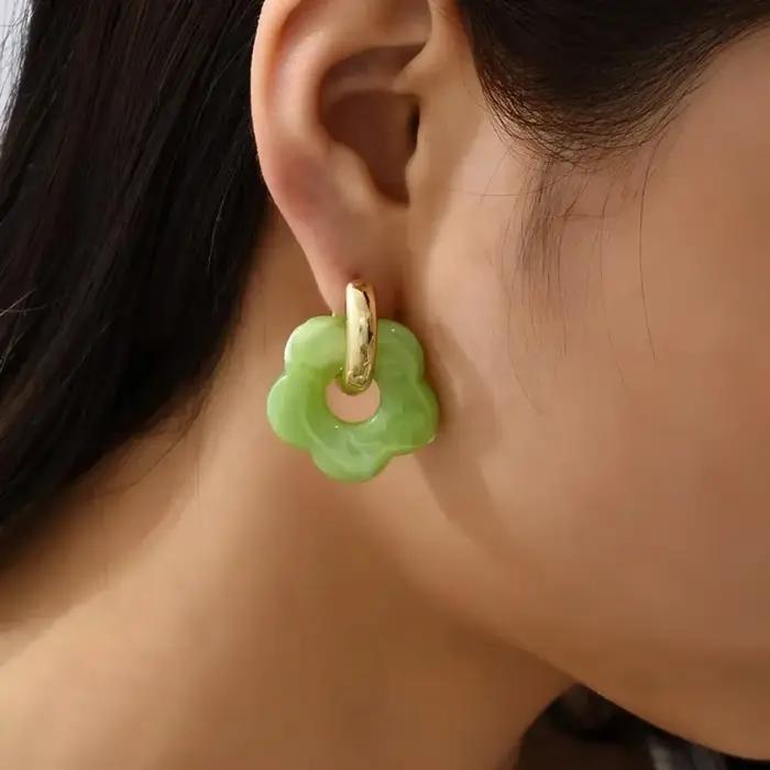 Boucles d'oreilles créoles cercle doré motif fleur colorée en résine acrylique pour femmes mode et élégance occassions spéciales