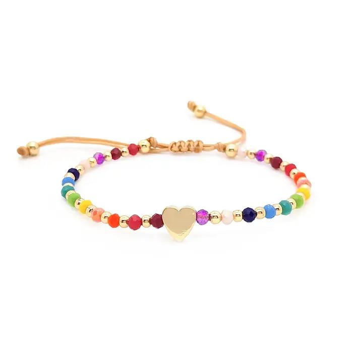 Bracelet en perles d'arc-en-ciel avec breloque cœur en cuivre plaqué or pour femmes occassions spéciales romantique et élégant