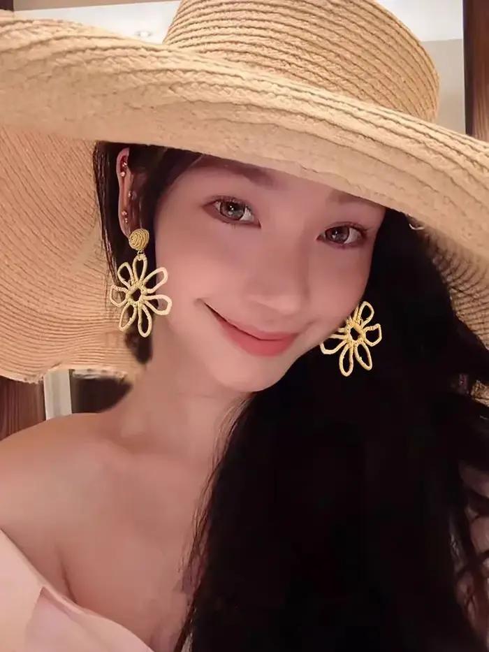 Boucles d'oreilles pendantes en forme de fleur enveloppée de paille en raphia pour femmes