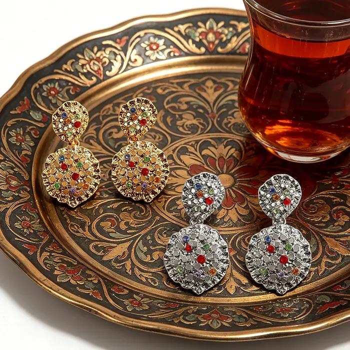 Boucles d'oreilles à plusieurs niveaux en or martelé avec accents de strass multicolores, bijoux statement pour femmes occasions spéciales mariage soirées formelles