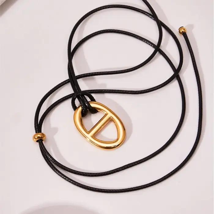 Collier en corde de cuir noir avec pendentif lettre H en acier inoxydable plaqué or 18 carats