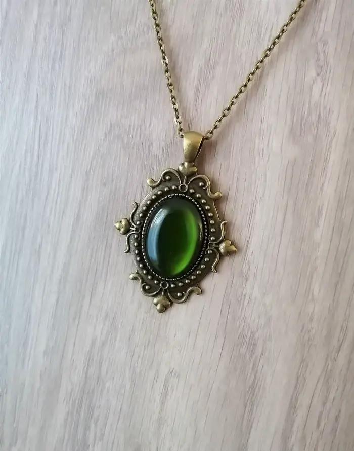 Collier avec pendentif ovale en opale verte, motif Victoria médiéval, couleur Bronze, pour femmes et