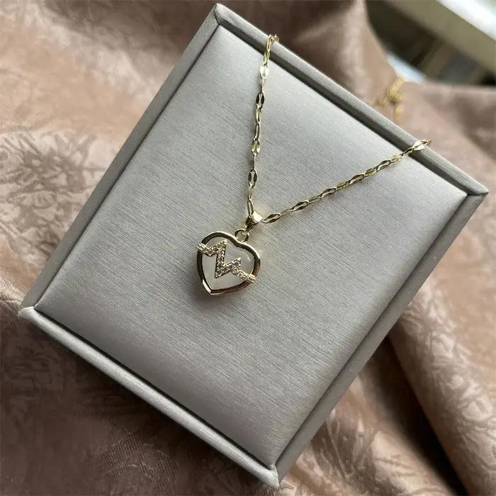 Collier avec Pendentif en Forme de Cœur en Verre Opale