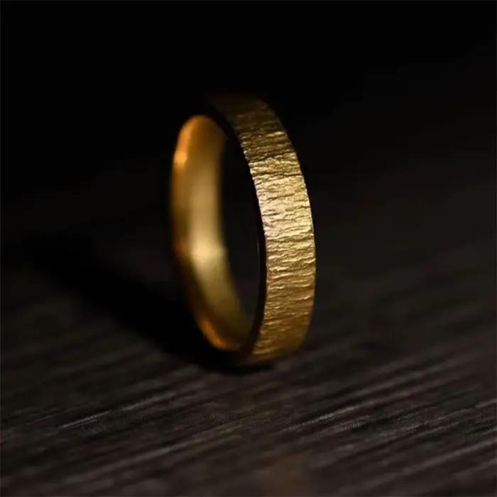 Bague dorée de personnalité pour hommes