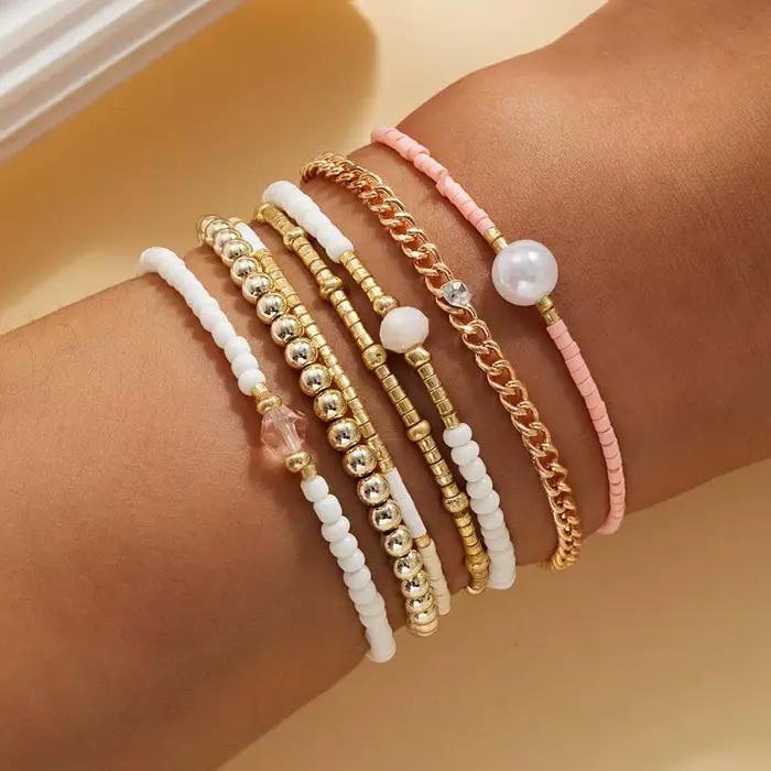Ensemble de bracelets bohémiens multicouches empilables pour femmes, chaînes de poignet colorées, perles mixtes, style bohème élégant pour occasions spéciales