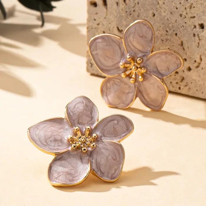 Une paire de boucles d'oreilles à clous pour femmes, fleur tridimensionnelle, goutte d'huile, couleu
