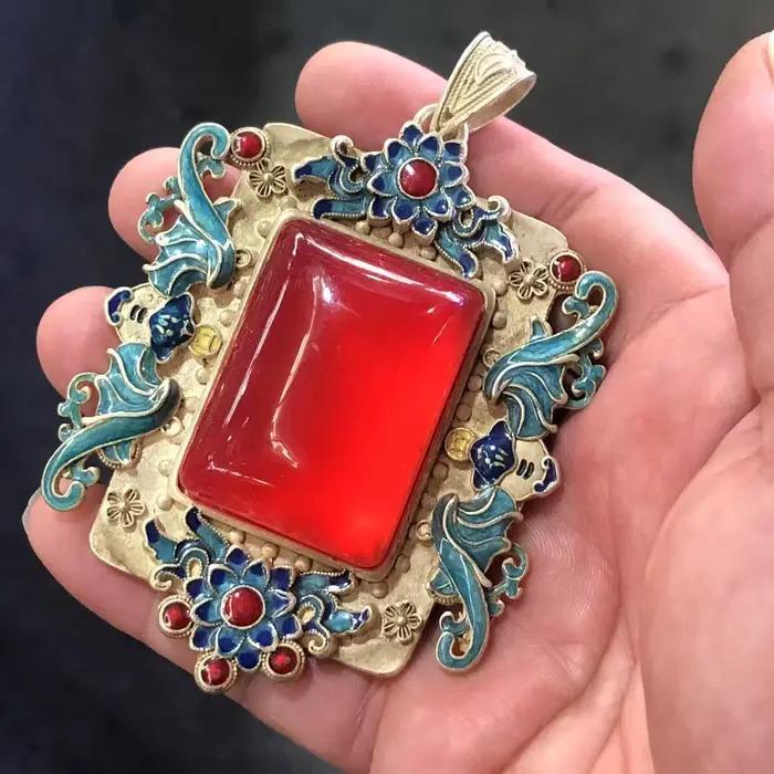 Pendentif vintage en émail cloisonné incrusté d'une gemme carrée rouge