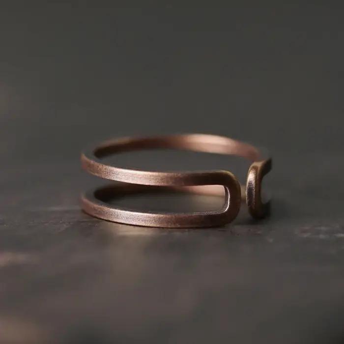 Bague en cuivre massif faite à la main