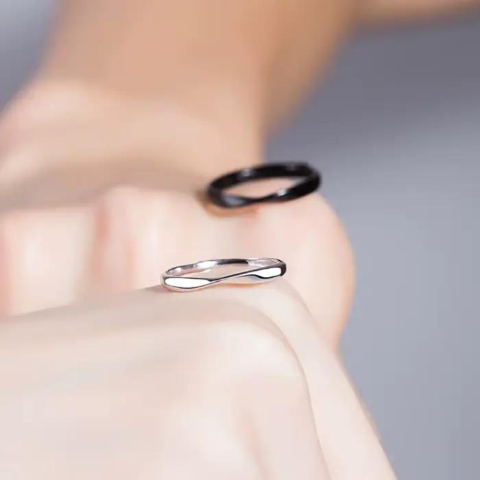 Nouveau Mobius Couple anneaux pour femmes hommes Simple noir blanc réglable