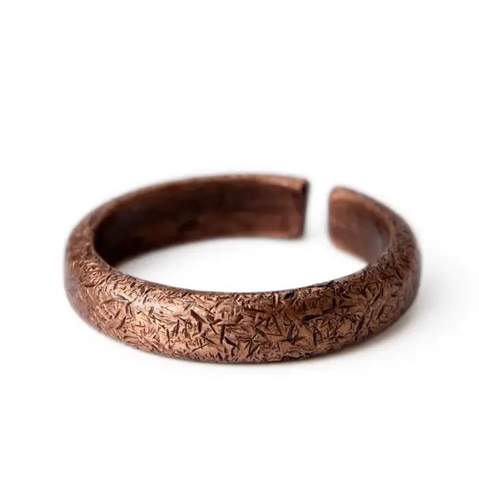 Bague en cuivre massif à Texture traitée à la main
