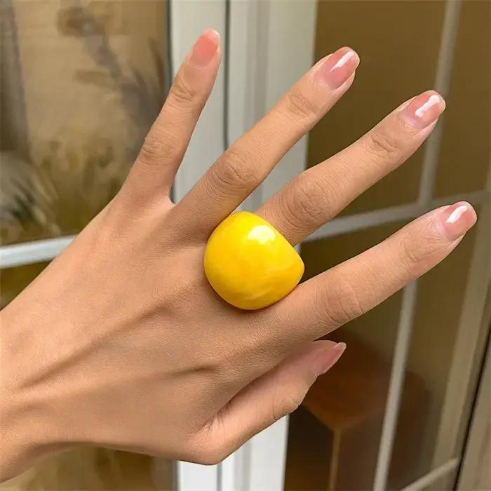 Bague géométrique exagérée en acrylique pour femme