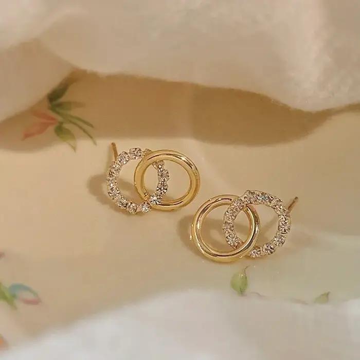 Boucles d'oreilles à clous géométriques couleur or avec strass étincelants pour femmes, bijoux féminins de luxe légers, romantiques et élégants pour toutes les occasions