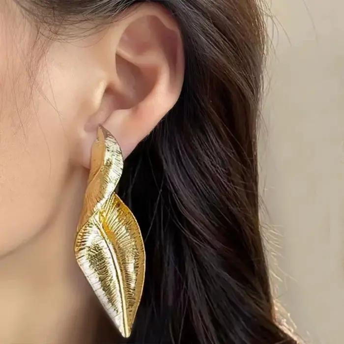 Boucles d'oreilles pendantes rétro exagérées en feuille d'or