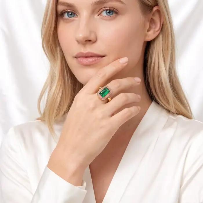 Bague dorée avec pierres rouges et vertes