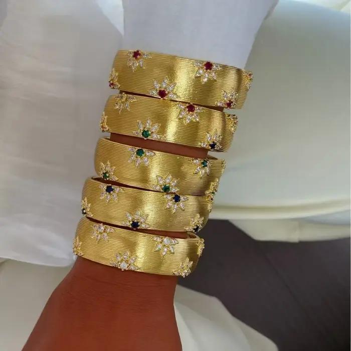 Bracelet de Manchette Ajustable en Cuivre Plaqué Or avec Motif Floral Pour Occasions Spéciales Femmes