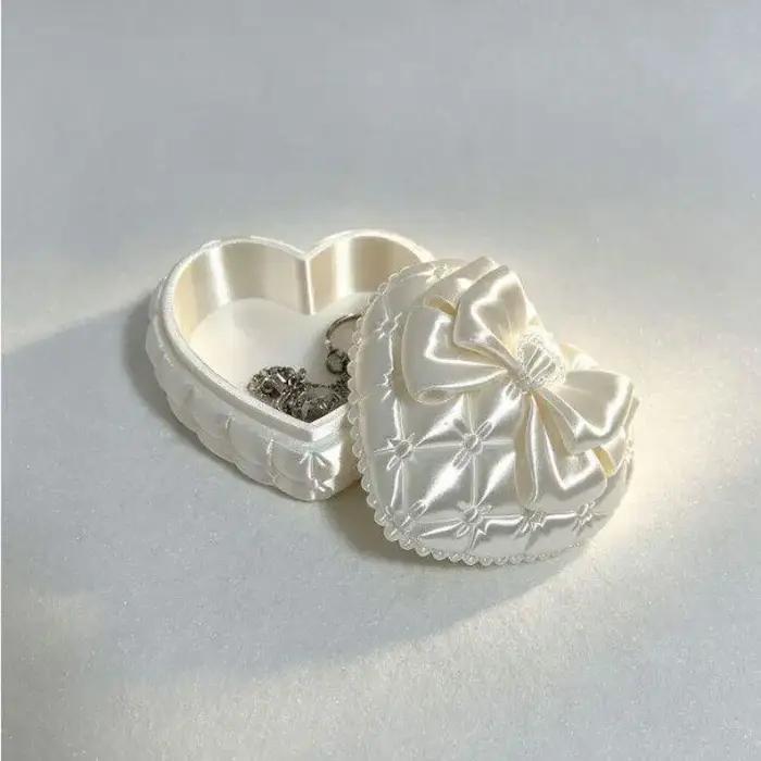 Boîte à bijoux en forme de cœur en soie avec nœud