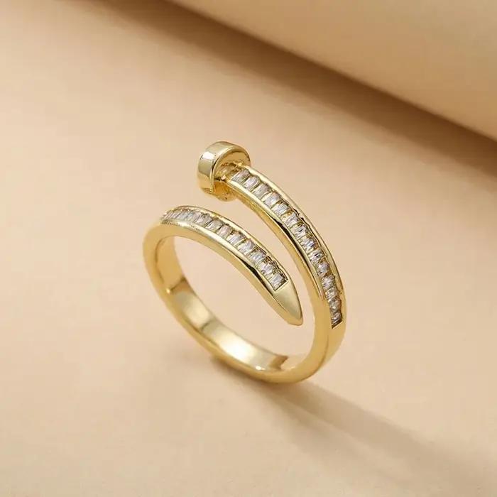 Bague élégante à double bande en argent plaqué platine avec zircons baguette, design croisé en forme