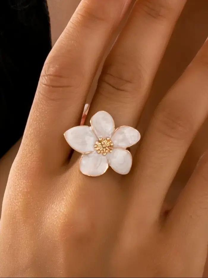 Une bague pour femme avec une technique goutte d'huile en forme de fleur, colorée et de taille régla