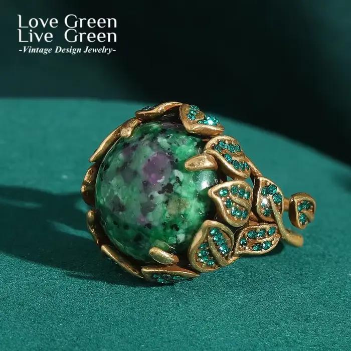 Bague de cocktail LOVE GREEN LIVE GREEN en cuivre plaqué or avec pierre verte et strass pour occasions spéciales femme engagement vintage style bohème