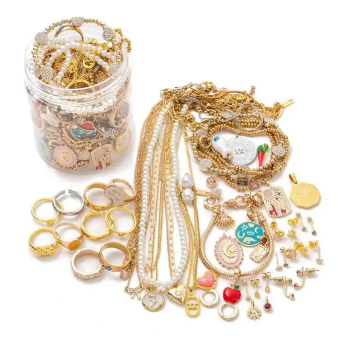 Coffret cadeau mystère vintage pour femme ensemble surprise avec colliers et bracelets bohèmes classiques matériaux céramique occassions spéciales anniversaires vacances