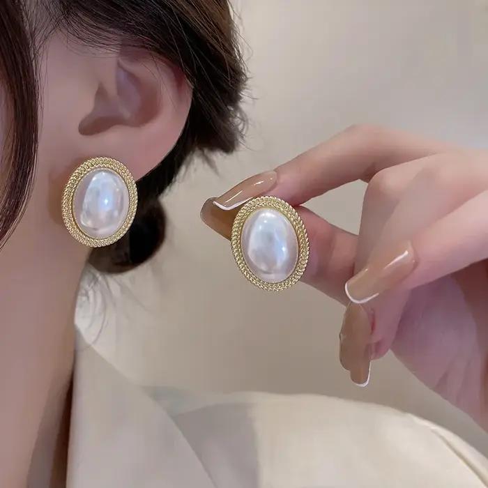 Nouvelles Boucles d'Oreilles Clous Ovales Noires en Métal Doré Style Rétro 2026 pour Femmes – Design Avancé