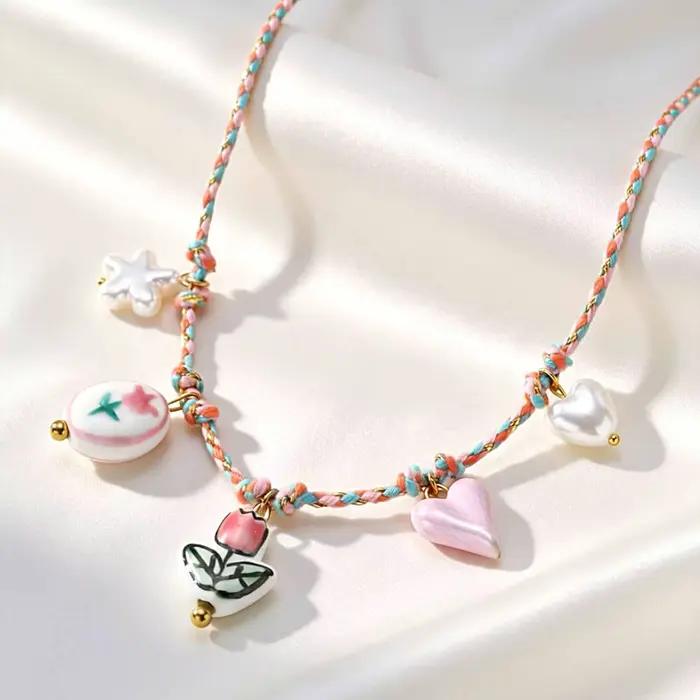 Collier Bohème avec Breloque Tulipe, Pendentif Fleur en Céramique Fait Main, Cordon Tressé, Bijoux Plaqué Or 18K Résistant au Ternissement pour Femme