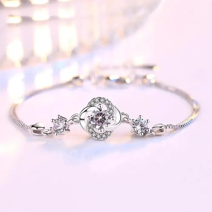 Bracelet en argent Sterling 925 avec trèfle à quatre feuilles et pierres de zirconium blanc pour femmes pour occasions spéciales et cadeaux romantiques