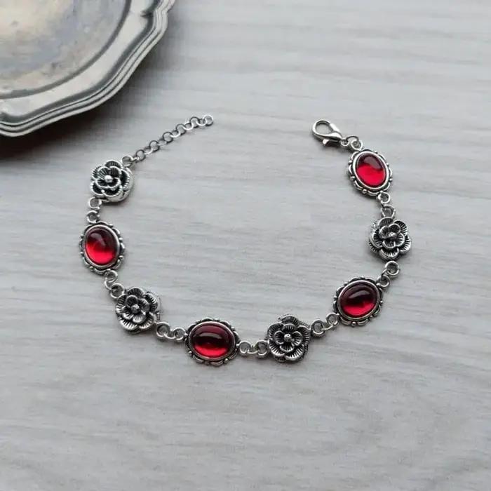 Bracelet en pierres artificielles rouge vif ; Manchette florale gothique originale ; Bijou ajustable