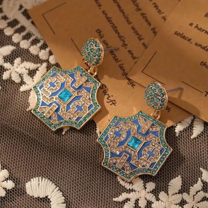 Boucles d'oreilles en émail de style français vintage, élégantes et à la mode, avec un aspect haut de gamme, présentant un motif en treillis de diamants dorés.