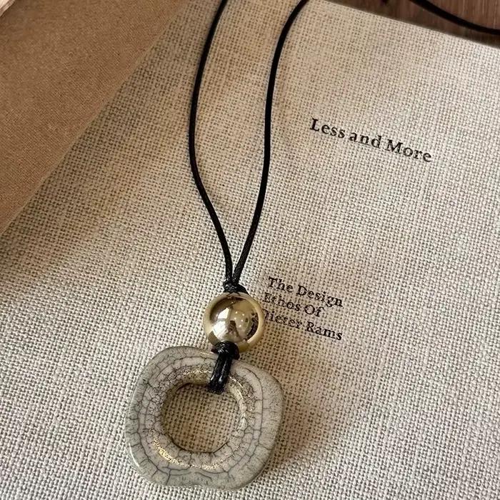 Colliers pendentifs géométriques creux en résine pour femmes, avec cordon en cuir noir tendance, longs colliers chaîne pour pull, bijoux de fête, cadeaux