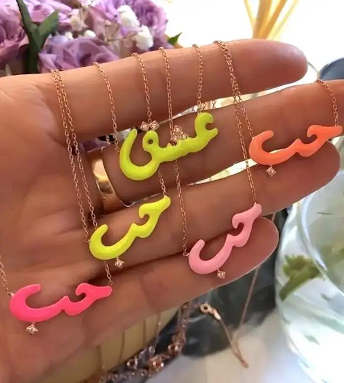 Collier avec lettres d'amour en émail néon arc-en-ciel coloré