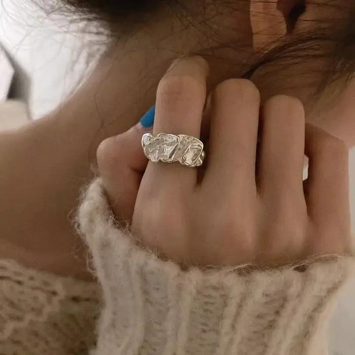 Bague en métal plissé argent pour femmes avec design irrégulier et ajustement réglable pour les occasions de fête et les styles audacieux