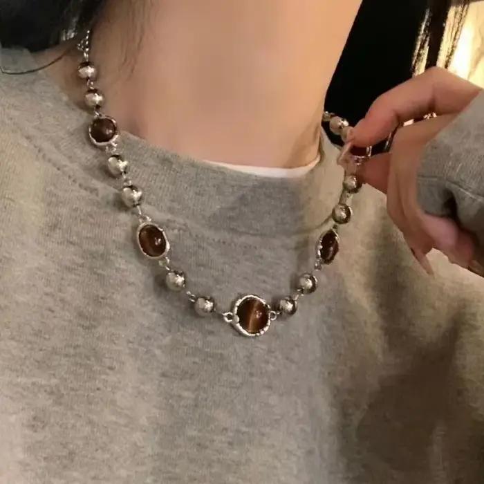 Collier Vintage en Cuir avec Pendentif en Pierre Marron pour Femmes Occasions Spéciales Chaîne de Clavicule Style Vendange Soirée Chic