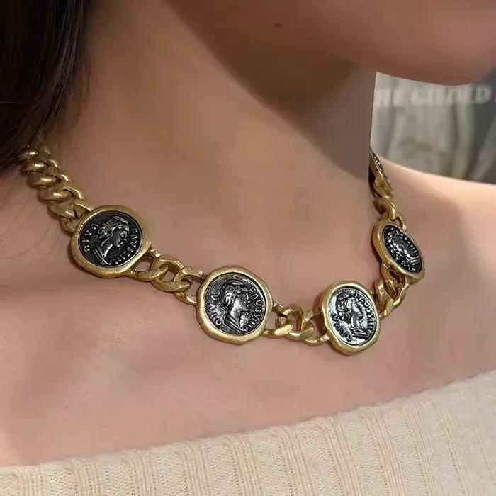 Parure de bijoux vintage plaqué or antique avec motif cœur et portrait