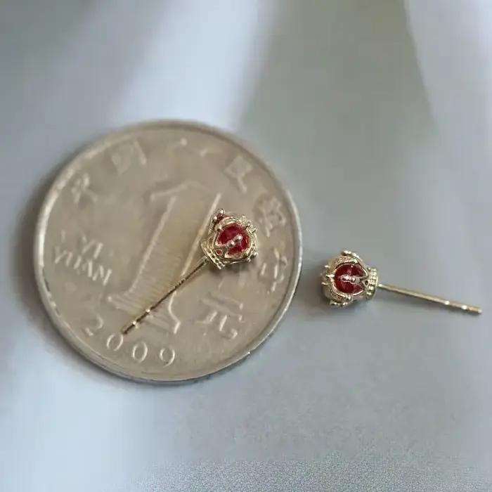 Boucles d'oreilles couronne tridimensionnelles incrustées de pierres précieuses rouges