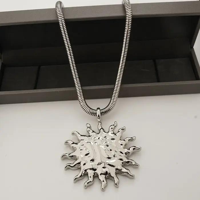 Collier pendentif soleil pour femmes