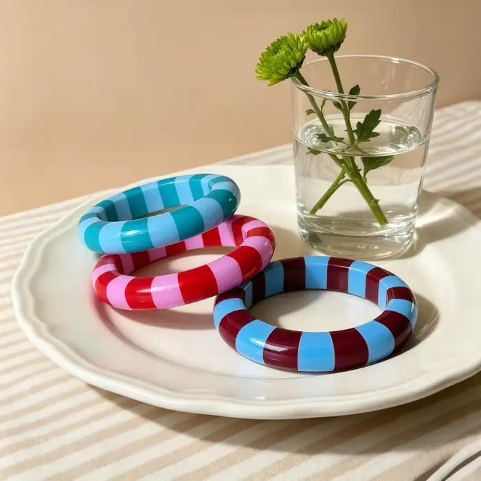 Bracelet en résine à rayures verticales et horizontales colorées, design bicolore, bracelet rond, bijou de main tendance et élégant