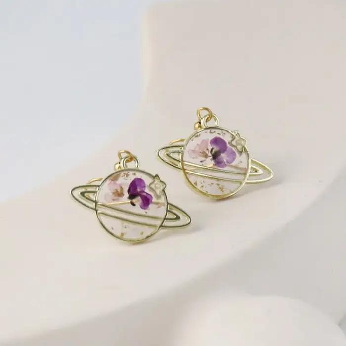 Boucles d'oreilles en résine époxy faites à la main avec fleurs séchées