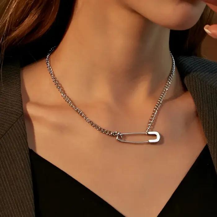 Collier ras du cou avec épingle de sûreté créative pour femmes