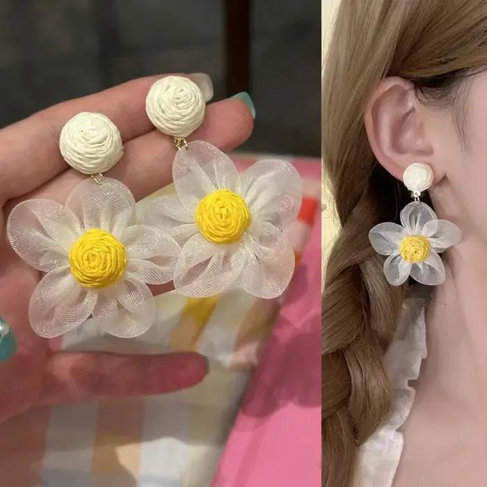 Boucles d'oreilles pendantes tendance faites à la main en raphia multicolore pour femmes