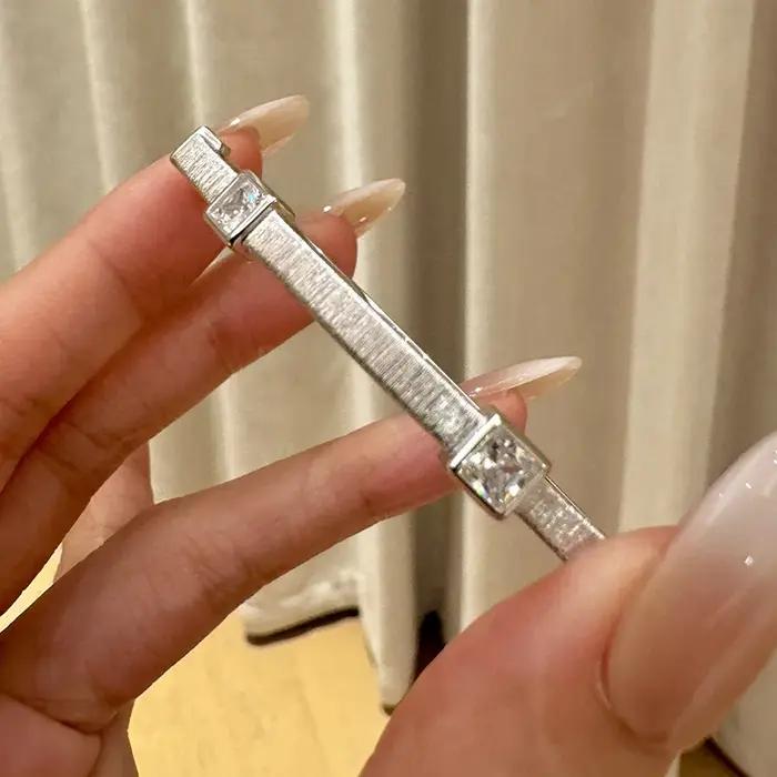 Bracelet en diamant carré brossé pour femmes