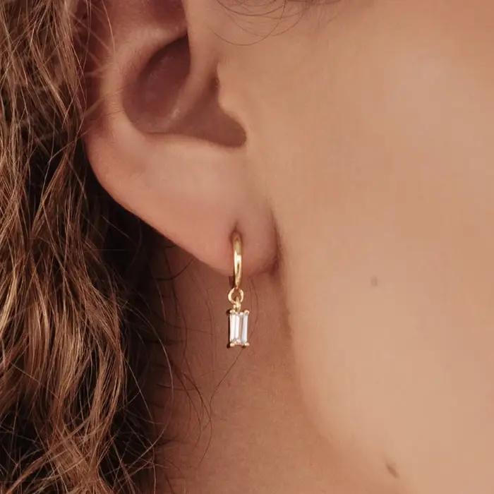 Boucles d'oreilles créoles Baguette Huggie à breloques délicates avec améthyste émeraude CZ