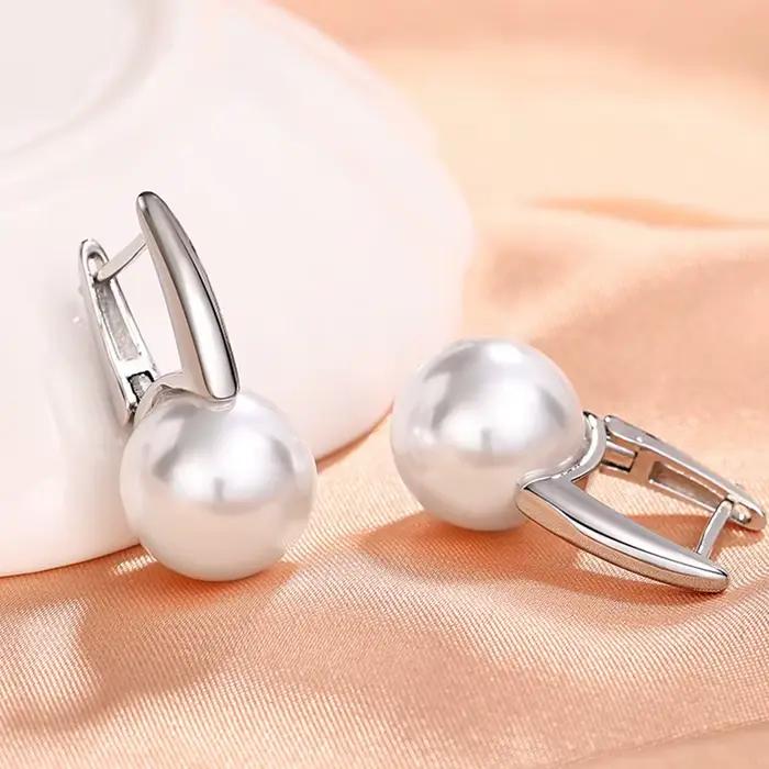 Huitan – boucles d'oreilles simples et élégantes en Imitation de perles pour femmes, couleur métal argent, mode polyvalente, accessoires d'oreille pour dames, nouveaux bijoux