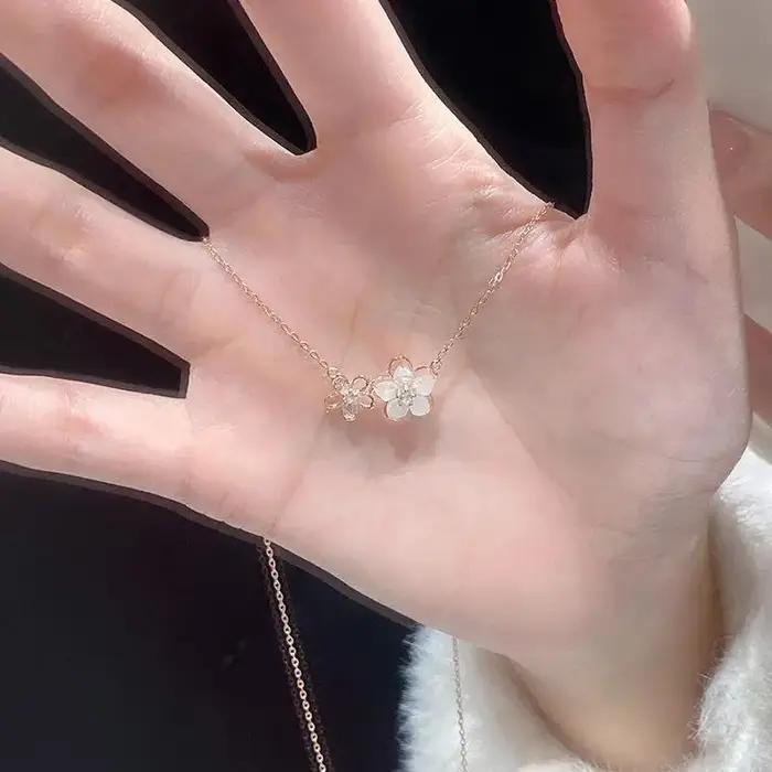 Pendentif Sakura Brillant de Luxe Bijou Femme Collier Fleurs Stéréoscopiques Tendance Haute Qualité Occasions Spéciales