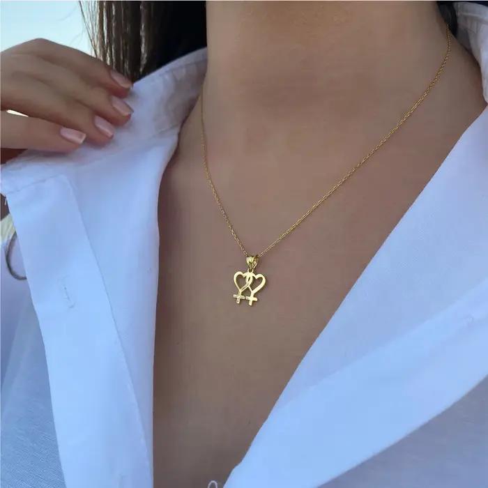 Collier à Breloques pour Femme Lesbienne Style Moderne Or Jaune Clair ou Rouge-Marron Chaîne de Maillons en Acier Inoxydable Pour Mariage Ou Cadeau Spécial