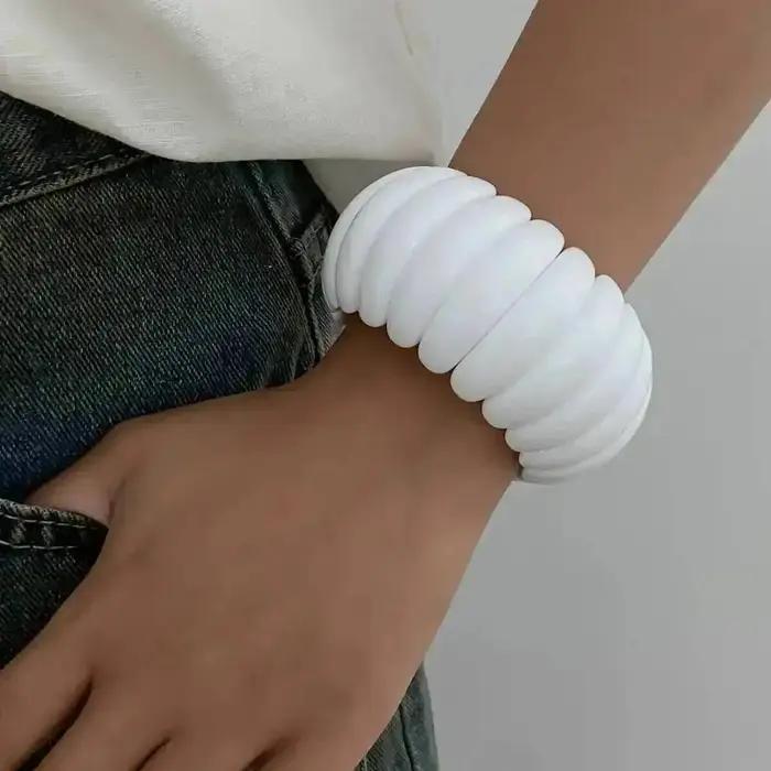 KunJoe bohème noir blanc résine acrylique Bracelets femmes Simple irrégulière perle chaîne élastique
