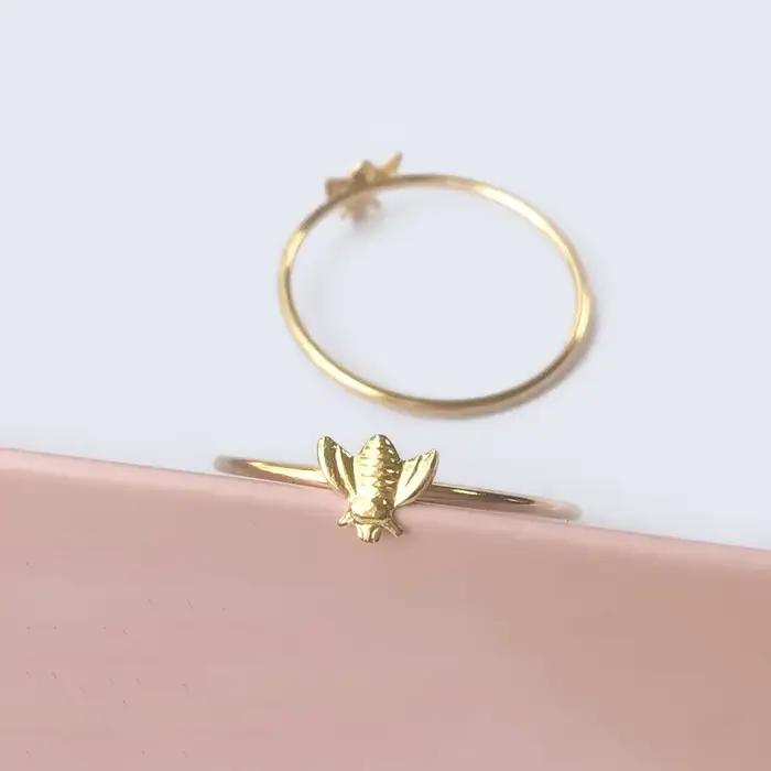 Bague empilable d'abeille remplie d'or 14K classique pour femmes pour soirées et occasions spéciales minimaliste et élégante à offrir