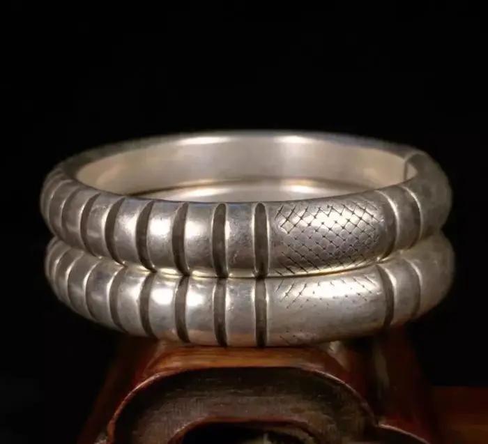 Une paire de bracelets