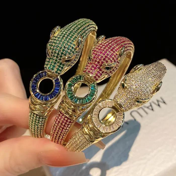 Bracelet manchette ouvert plaqué or motif léopard, style chunky