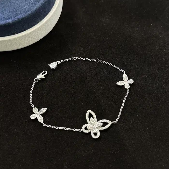 La collection de bijoux pour femmes en argent 925 comprend des boucles d'oreilles papillon classiques